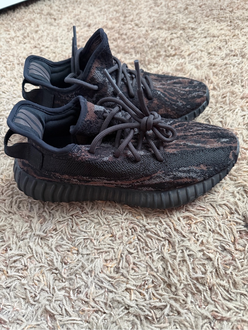 Adidas Yeezy boost 350
perfect condition
men’s 4 1/2 equivalent to women’s 5/5.5
